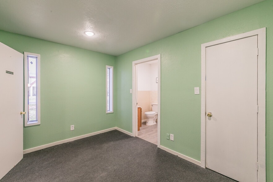 More Photos Of 5007 Ivy Ln, Dallas Specialty For Sale