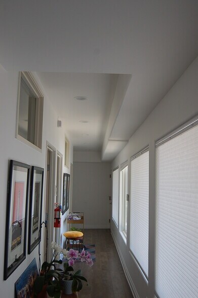 More Photos Of 23300 Ventura Blvd, Woodland Hills Loft Creative Space For Lease