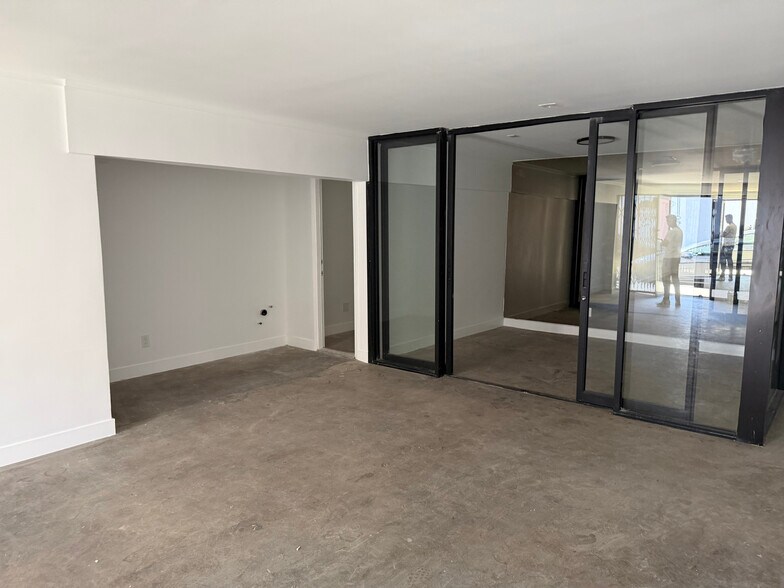 More Photos Of 7801 Melrose Ave, Los Angeles Restaurant For Lease