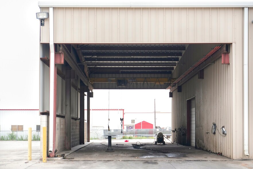 More Photos Of 6944 Leopard St, Corpus Christi Warehouse For Sale