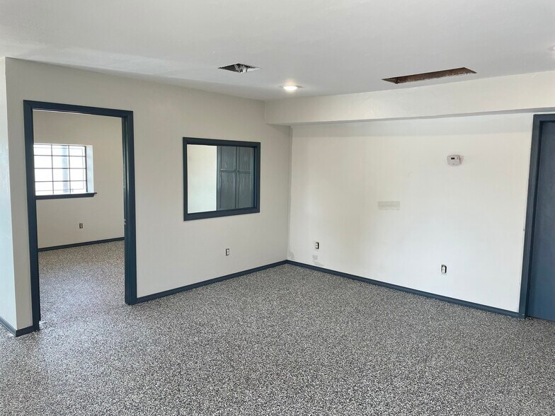 More Photos Of 1707 Topeka Dr, Norman Freestanding For Sale