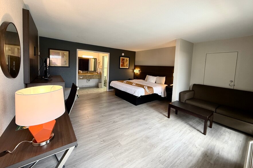 More Photos Of 131 N Lobdell Hwy, Port Allen Hotel For Sale