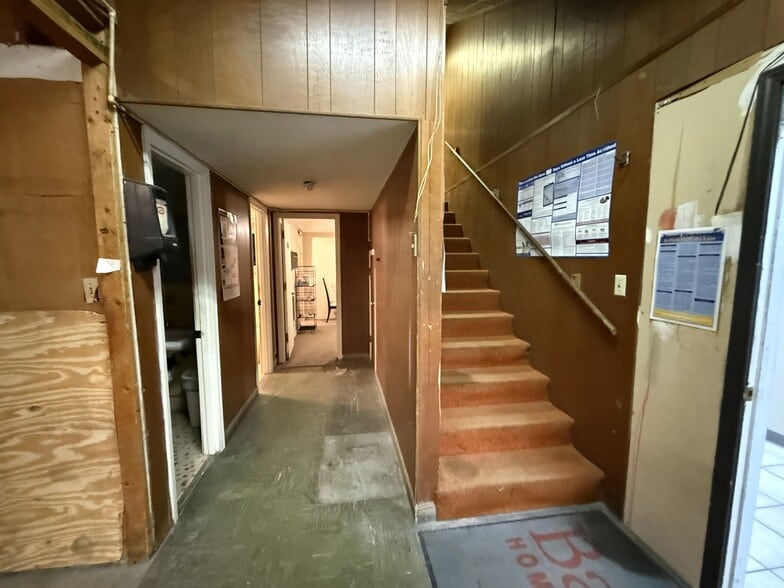 More Photos Of 221 S Poplar St, Elizabethtown General Retail For Lease