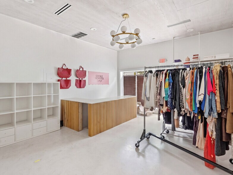 More Photos Of 1200 Gibson Street, Austin Bar For Sale