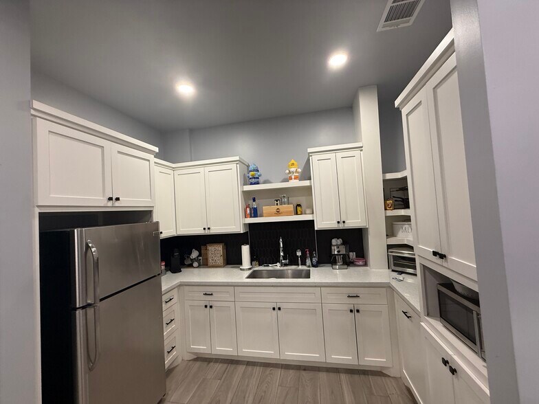 More Photos Of 14111 Elmfield St, Houston Warehouse For Sale