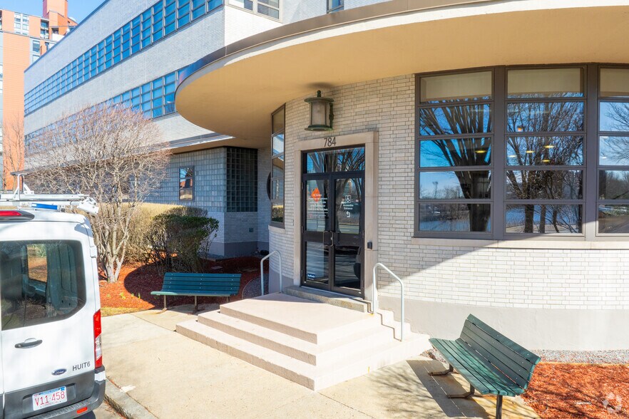 More Photos Of 784 Memorial Dr, Cambridge Office For Lease
