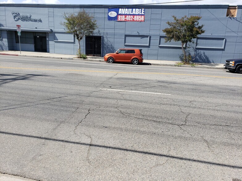 Primary Photo Of 14837 Oxnard St, Van Nuys Manufacturing For Lease