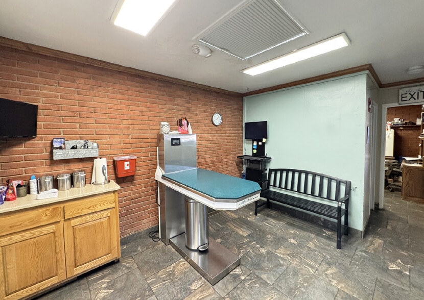 More Photos Of 8914 Menaul Blvd NE, Albuquerque Veterinarian Kennel For Sale