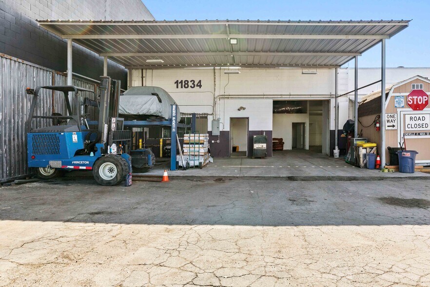 More Photos Of 11834-11836 Vose St, North Hollywood Warehouse For Lease