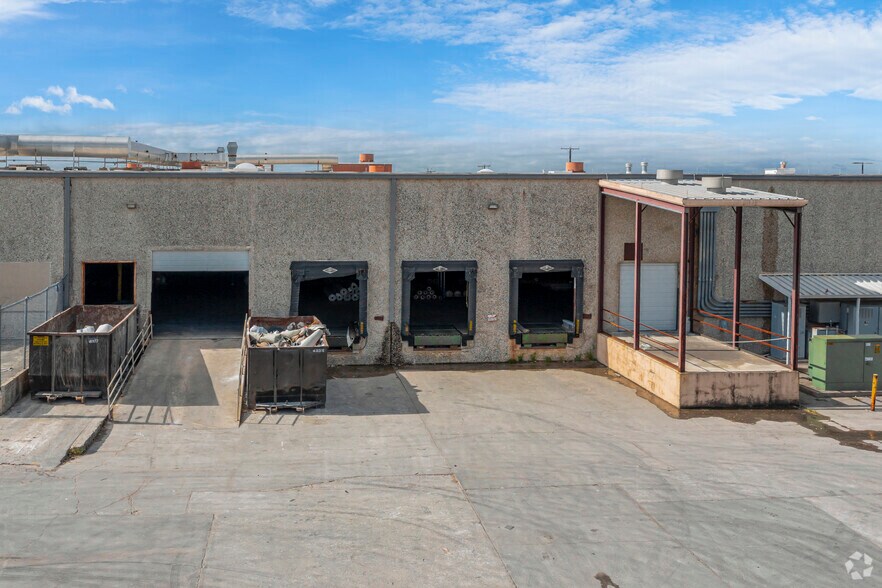 More Photos Of 6111 Woodlake Ctr, San Antonio Manufacturing For Lease