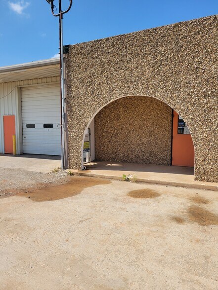 More Photos Of 5510 N Highway 81, Enid Warehouse For Lease