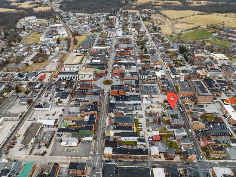 More Photos Of 37 W Middle St, Gettysburg Storefront Retail Residential For Lease