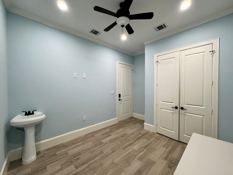 More Photos Of 12254 Queenston Blvd, Houston Medical For Sale