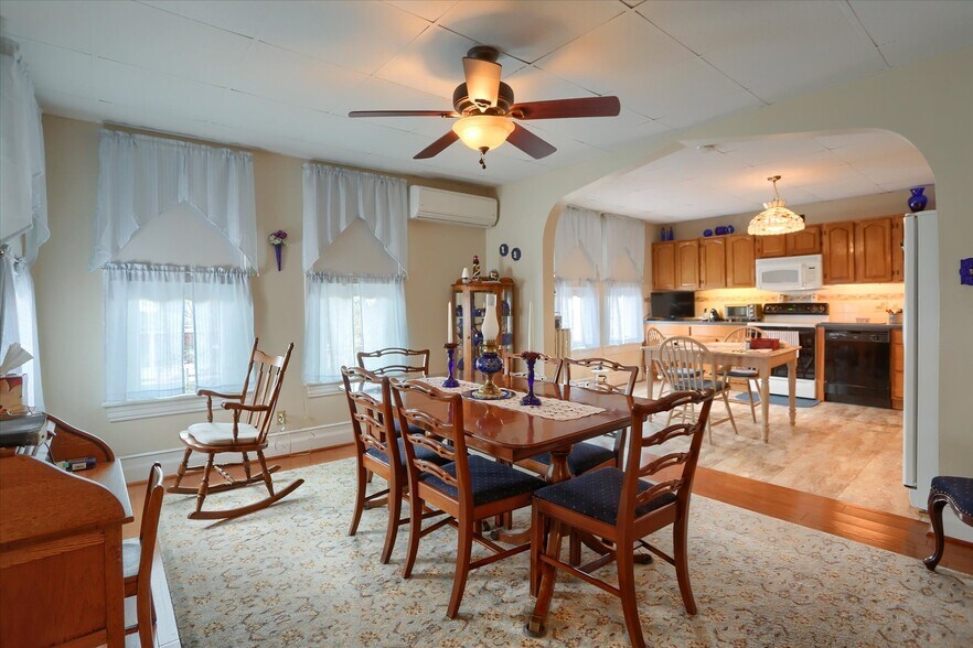 More Photos Of 3 S Market St, Shamokin Flex For Sale