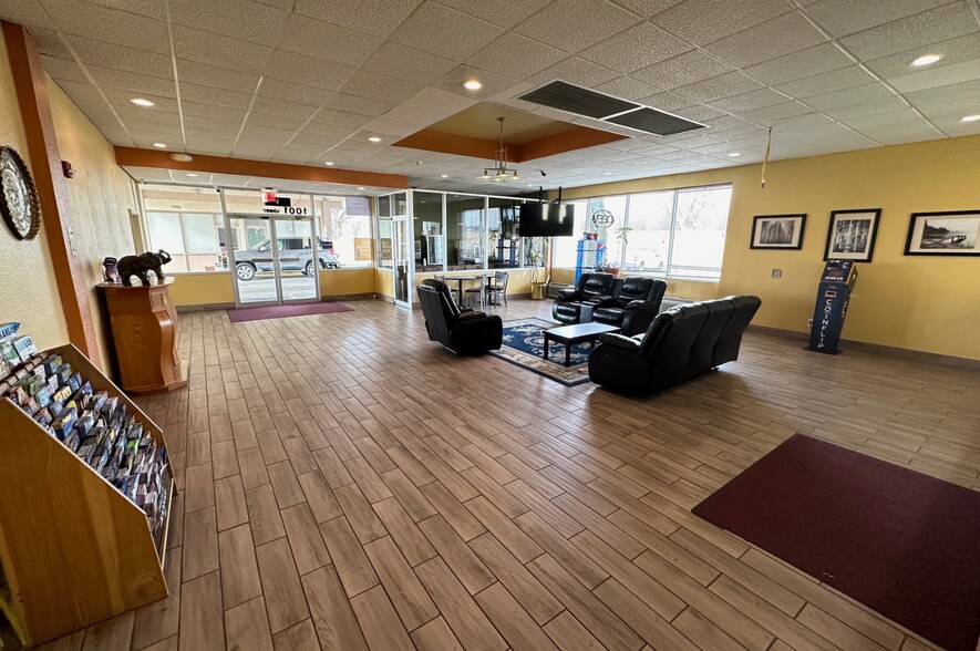 More Photos Of 1001 E 6th St, Junction City Hotel For Sale