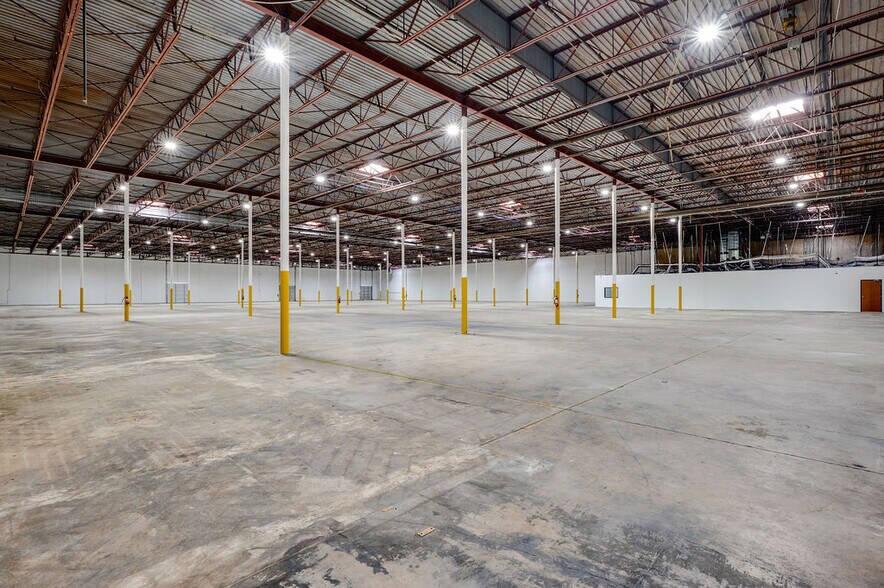 More Photos Of 2205-2215 E Pioneer Dr, Irving Manufacturing For Lease