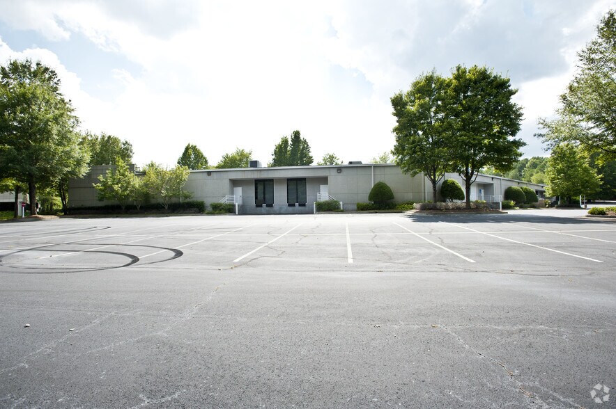More Photos Of 3587 Parkway Ln, Peachtree Corners Light Distribution For Lease