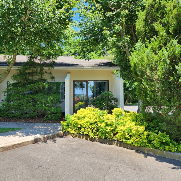 More Photos Of 446 Edwards Ave, Calverton Flex For Lease