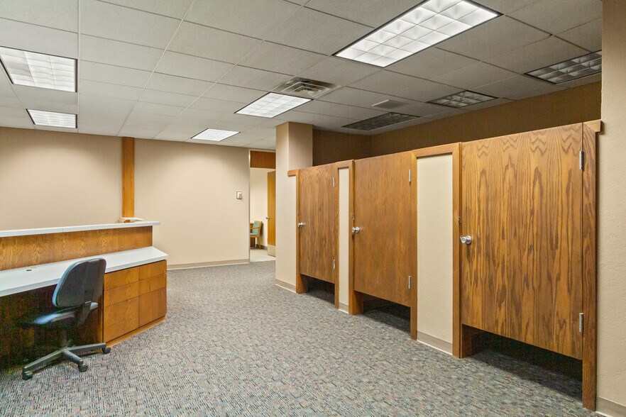 More Photos Of 17 1st Ave SW, Minot Bank For Sale