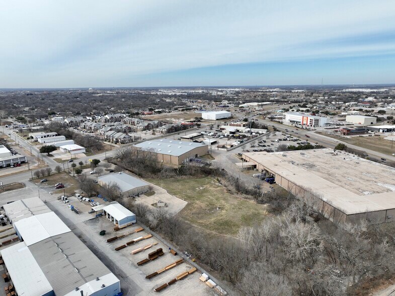 More Photos Of 902 N McDonald St, McKinney Industrial For Lease