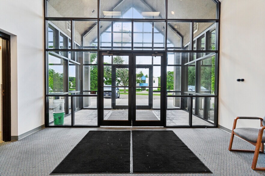 More Photos Of 405 Commerce Ct, Vadnais Heights Manufacturing For Sale