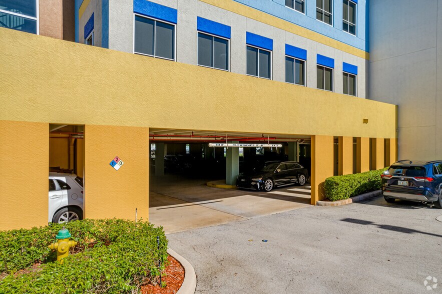 More Photos Of 431 Fairway Dr, Deerfield Beach Office For Lease