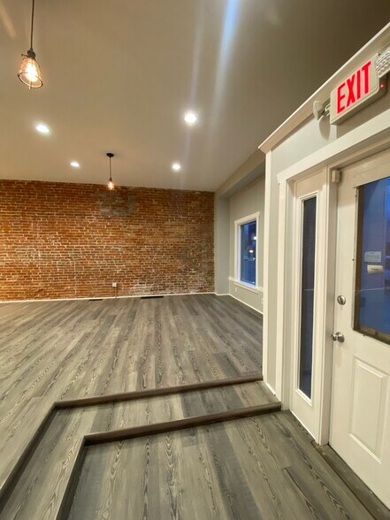 More Photos Of 2514 College Ave, Alton Specialty For Lease