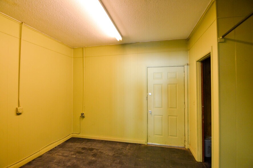 More Photos Of 12560 US-27, Chickamauga General Retail For Sale