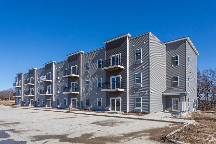 More Photos Of 2135 Edgewood Dr, Webster City Apartments For Sale