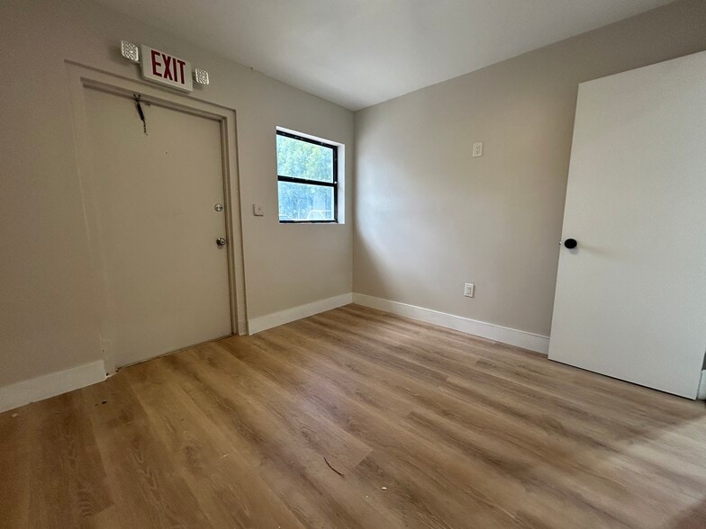 More Photos Of 1241-1251 N Dixie Hwy, Pompano Beach Warehouse For Lease