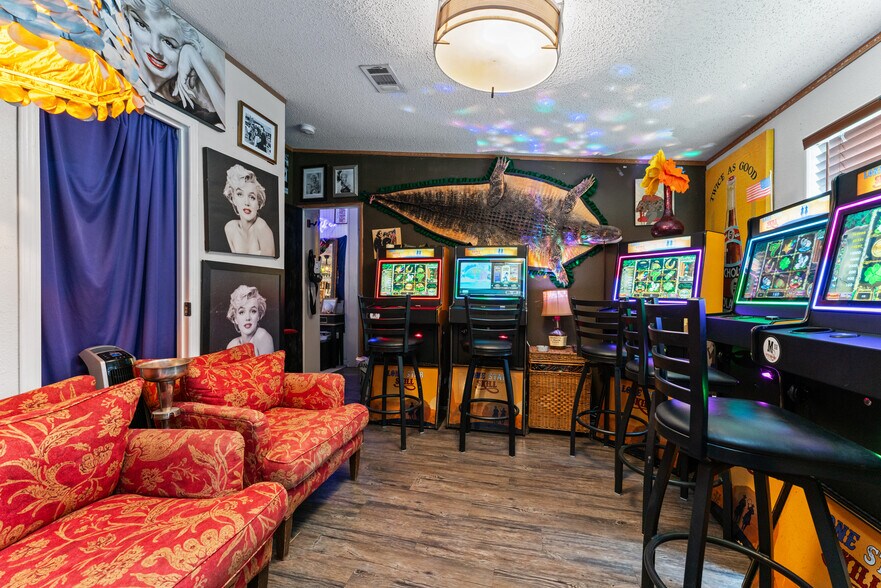 More Photos Of 33855 Blanco Rd, Bulverde Bar For Sale