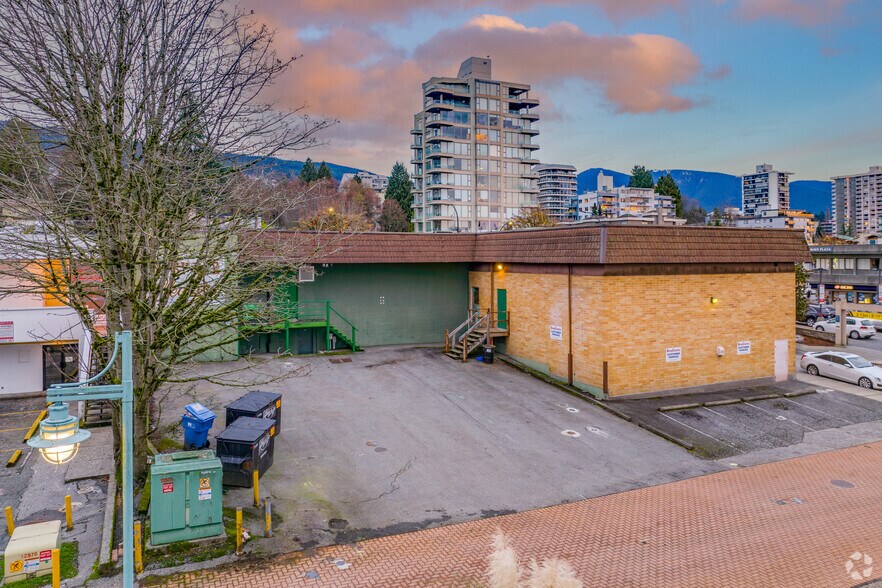More Photos Of 1802 Marine Dr, West Vancouver Storefront For Sale