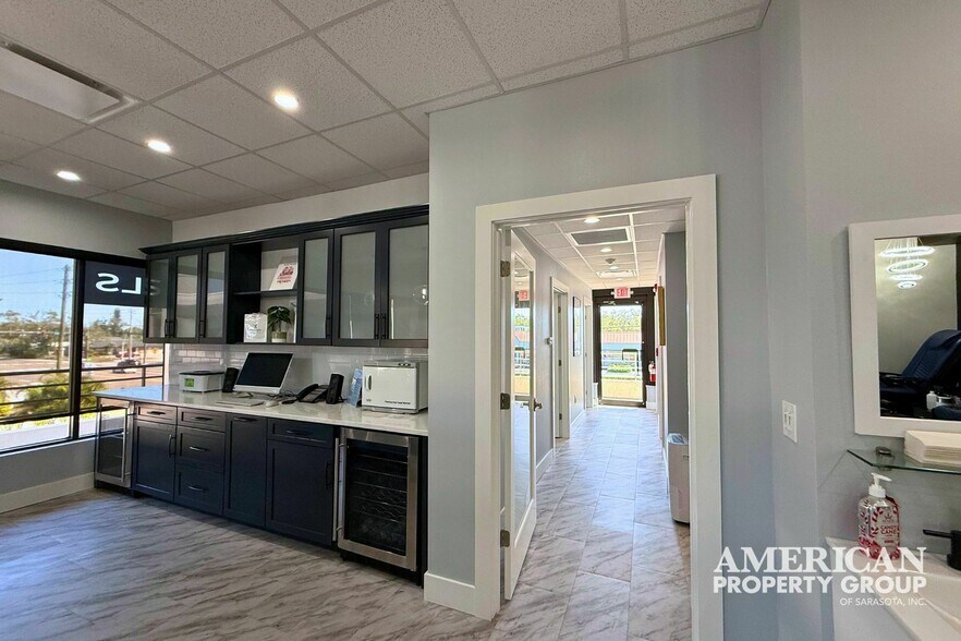 More Photos Of 2345 Bee Ridge Rd, Sarasota Storefront Retail Office For Sale