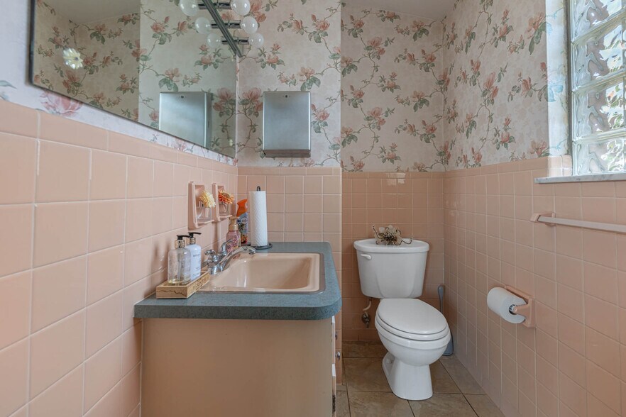 More Photos Of 2105 Central Ave, Middletown Office For Sale