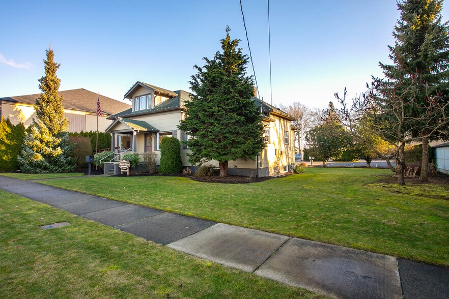 More Photos Of 709 Grover St, Lynden Office For Lease