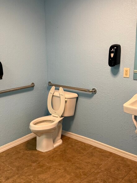 More Photos Of 1116 Us-17, Palatka Medical For Lease