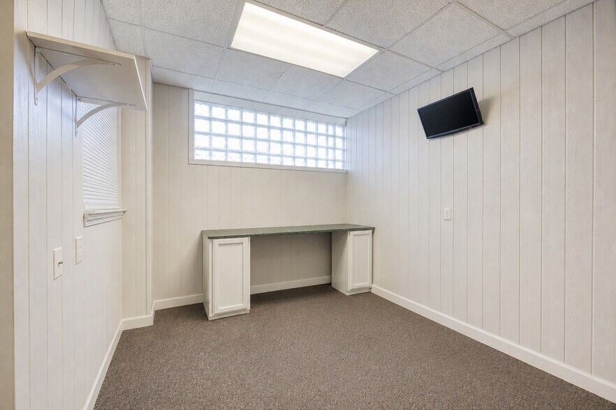 More Photos Of 20825 Plymouth Rd, Detroit Medical For Sale