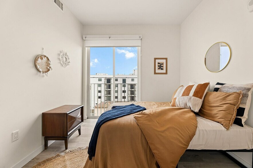 More Photos Of 660 N Oxford Ave, Los Angeles Apartments For Sale
