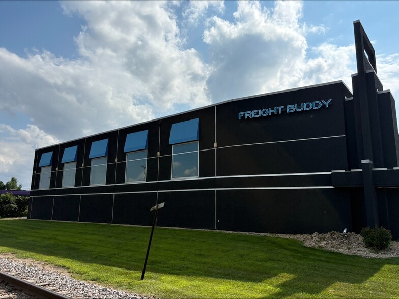 More Photos Of 6900 W Broadway Ave, Minneapolis Freestanding For Sale