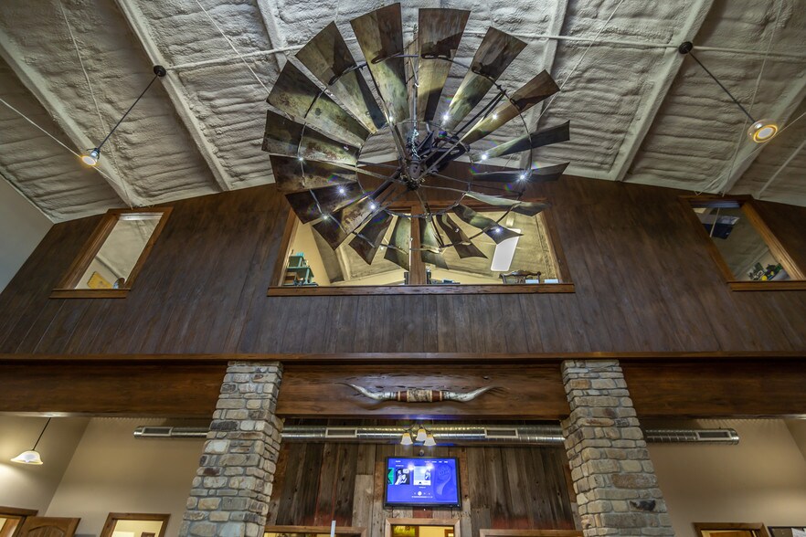 More Photos Of 1520 E Eagle Rd, Weatherford Light Manufacturing For Sale