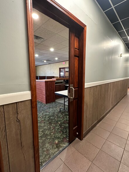 More Photos Of 102 E Park St, Taylorville Freestanding For Sale