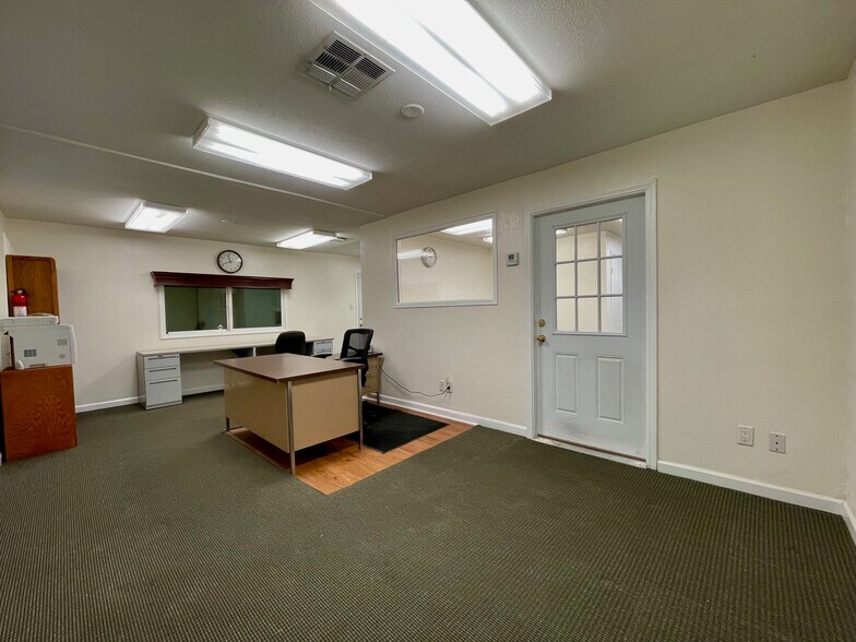 More Photos Of 821 W Main St, El Cajon Flex For Lease