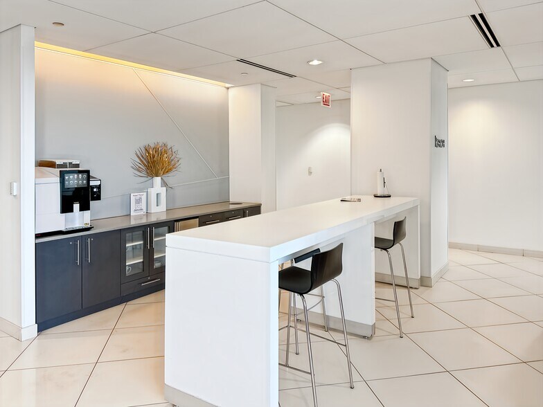 More Photos Of 915-939 W North Ave, Chicago Coworking Space