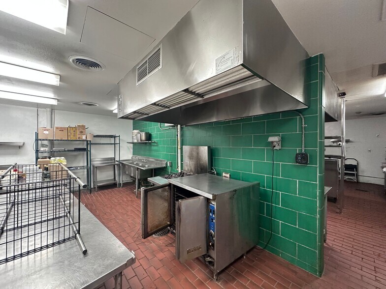 More Photos Of 423 S Union St, Traverse City General Retail For Sale