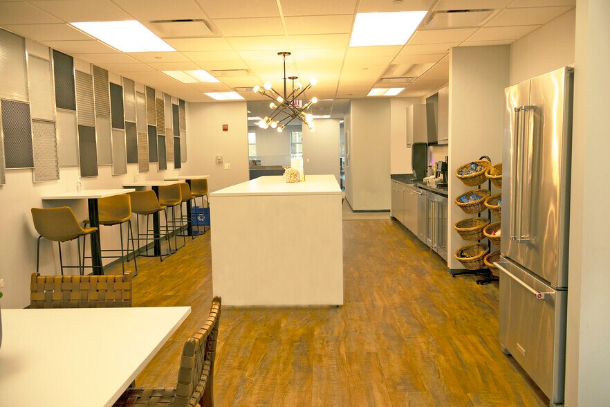 More Photos Of 1400 W 16th St, Oak Brook Office For Lease