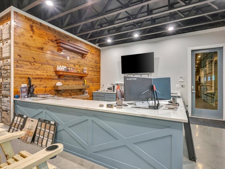 More Photos Of 9343 S US Highway 69, Huntington Showroom For Sale