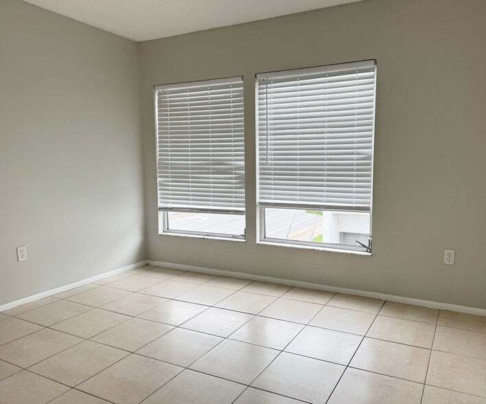 More Photos Of 2015 S Tuttle Ave, Sarasota Medical For Sale