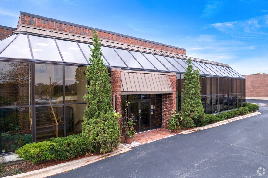 More Photos Of 3175 Commercial Ave, Northbrook Office For Lease