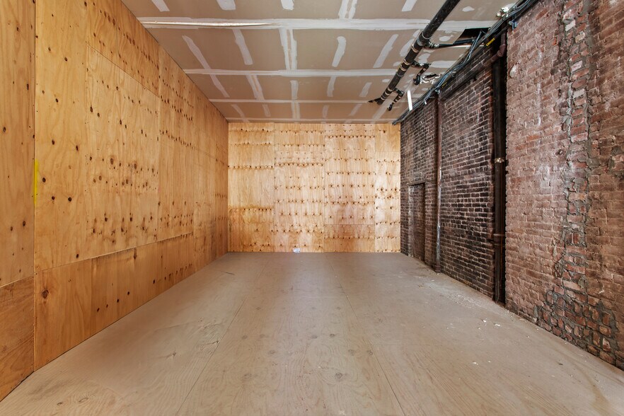 More Photos Of 23 W 31st St, New York Storefront Retail Residential For Lease