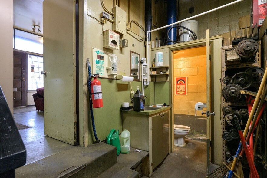 More Photos Of 1713 W 5th Ave, Vancouver Office For Sale